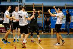 Odbojkarji Calcit Volleyballa z minimalno zmago iz Kranja, odbojkarice pa do pete zmage v modri skupini