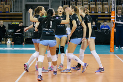 Odbojkarice doma le premagale GEN-I Volley, odbojkarji slavili po 70 minutah igre