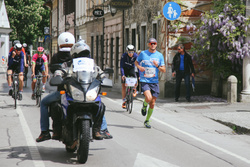 Dobrodelni tekači Wings for life World run tudi letos pritekli mimo Kamnika