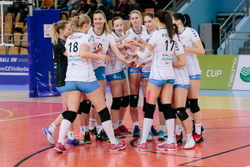 Odbojkarice Calcit Volleyballa za zmago potrebovale 61 minut igre, odbojkarji po 1:2 do zmage v tie-break