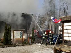 Požar popolnoma uničil gostilno Pod žičnico pri spodnji postaji nihalke na Veliko planino