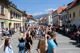 188 maturantk in maturantov Gimnazije in srednje šole Rudolfa Maistra Kamnik mestno jedro oživeli s četvorko