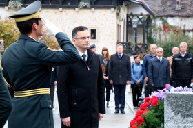 Predsednik vlade Marjan Šarec ob 1. novembru, dnevu spomina na mrtve k spomeniku Rudolfa Maistra položil venec