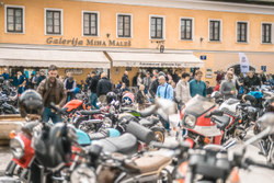 Dobrodelno druženje v gosposki obleki in z ustreznimi motocikli – Distinguished Gentleman's Ride Ljubljana 2019