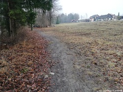 Na jugu se kolesarska pot naveže na obstoječo rekreacijsko pot, ki poteka skozi Keršmančev park, na severu pa na obstoječo občinsko cesto Godič – Mekinje