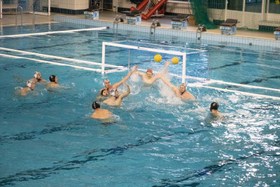 V derbiju kola je Calcit Waterpolo z zadnjim napadom podaril zmago Kranjčanom