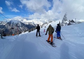 Smučamo vsak dan, v petek in soboto tudi nočno sankanje