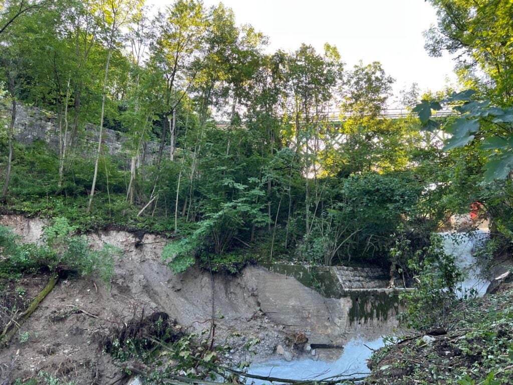 Slika brežine cesta Moste