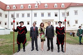 SPOROČILO ZA JAVNOST_Podpis pogodbe Grad Negova-13.06.2012-Anton Kampus_Norma Bale_Ziga Turk_pred gradom Negova.jpg