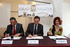 SPOROČILO ZA JAVNOST_Podpis pogodbe Grad Negova-13.06.2012-Podpis pogodbe_Anton Kampus_Ziga Turk_Norma Bale.jpg