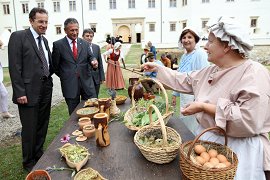 SPOROČILO ZA JAVNOST_Podpis pogodbe Grad Negova-13.06.2012-Ziga Turk_Anton Kampus_clanice TD Negova.jpg