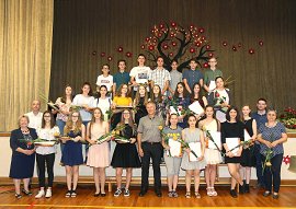 Obvestilo o Ž sprejemu najuspešnejših učencev in učenk ŠL 2018-2019-fotografija-nagrajeni učenci in ravnatelji